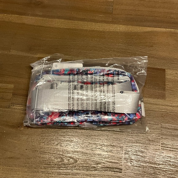 54 - Sold out instore🍋NWT- Everywhere Belt Bag 1L- flower glide multi - Picture 7 of 7